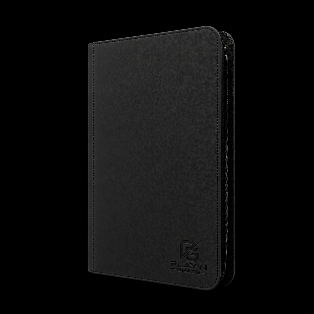 Classeur cartes ZIP noir Play’n’Grade, format étroit, nouveau logo et zip noir sur fond noir