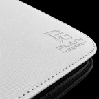 Détail du logo Play’n’Grade, de la texture et du zip noir — classeur blanc
