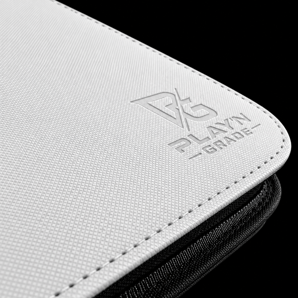 Détail du logo Play’n’Grade, de la texture et du zip noir — classeur blanc