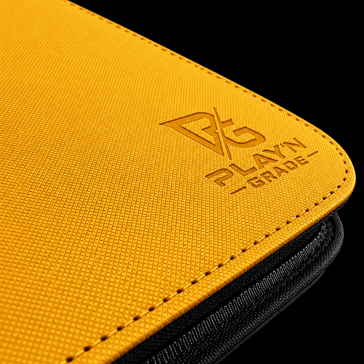 Détail du logo Play’n’Grade, de la texture et du zip noir — classeur jaune
