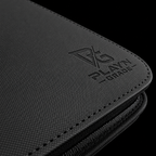 Détail du logo Play’n’Grade, de la texture et du zip noir — classeur noir