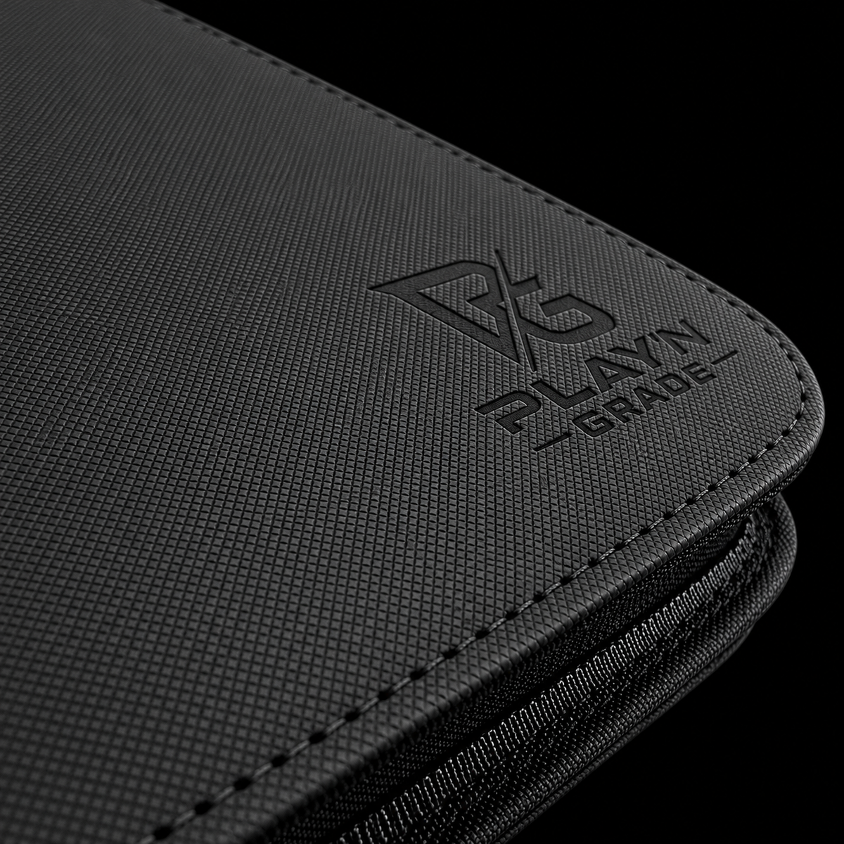 Détail du logo Play’n’Grade, de la texture et du zip noir — classeur noir