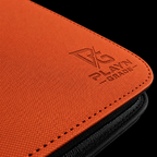 Détail du logo Play’n’Grade, de la texture et du zip noir — classeur orange