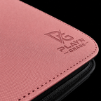 Détail du logo Play’n’Grade, de la texture et du zip noir — classeur rose
