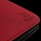 Détail du logo Play’n’Grade, de la texture et du zip noir — classeur rouge
