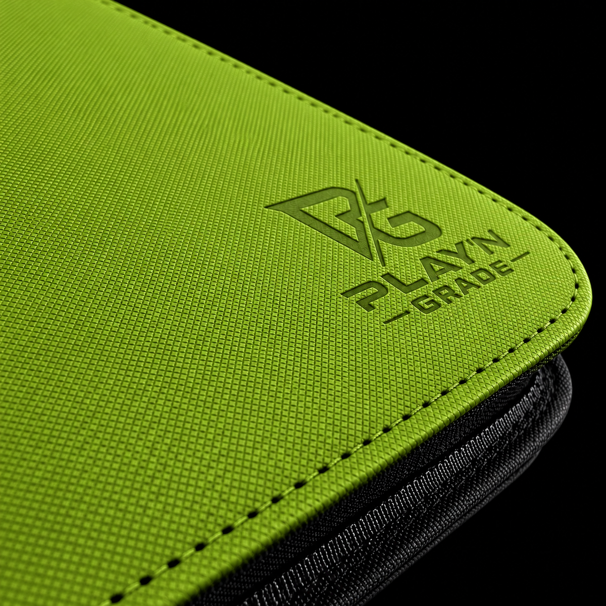 Détail du logo Play’n’Grade, de la texture et du zip noir — classeur vert