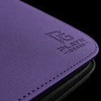 Détail du logo Play’n’Grade, de la texture et du zip noir — classeur violet