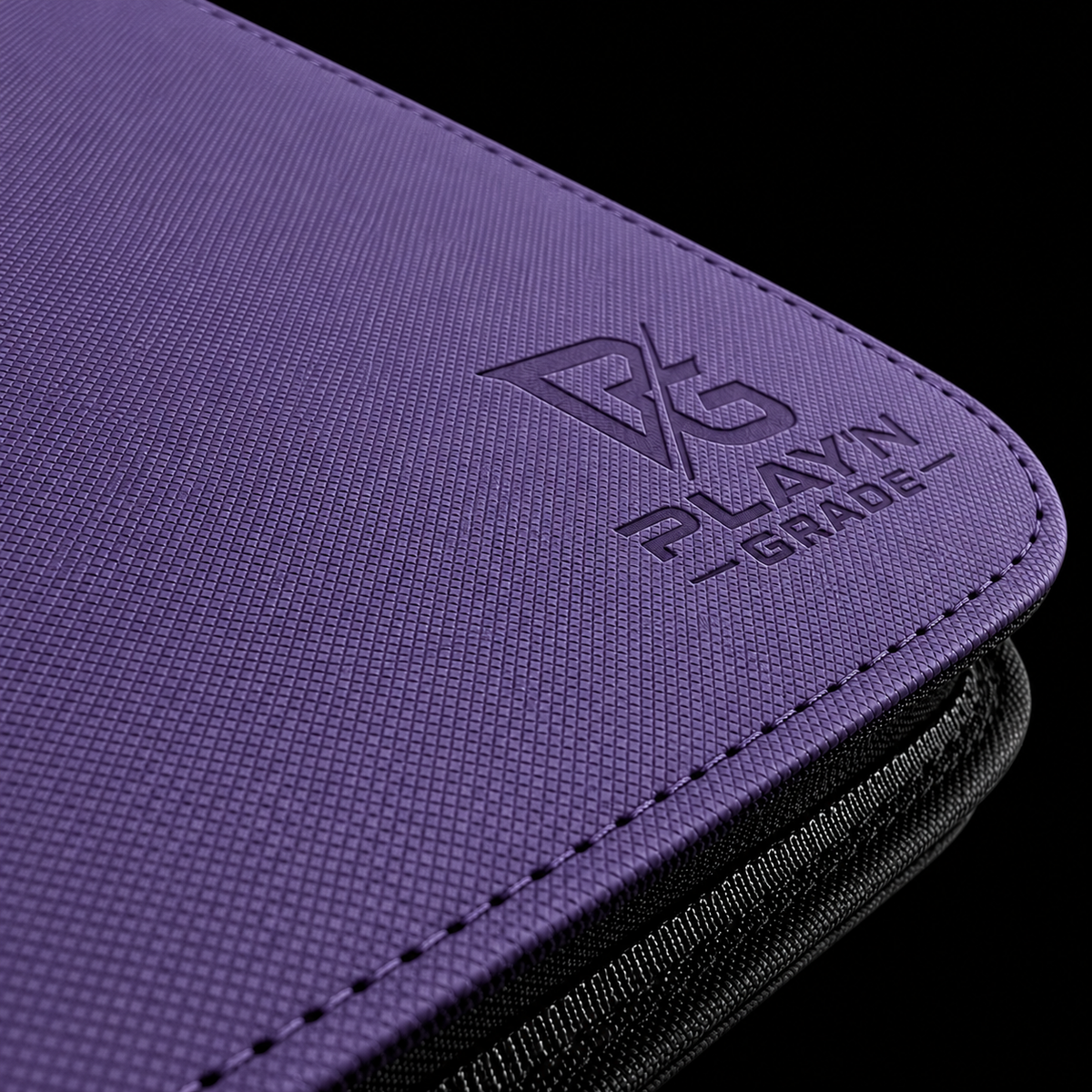 Détail du logo Play’n’Grade, de la texture et du zip noir — classeur violet
