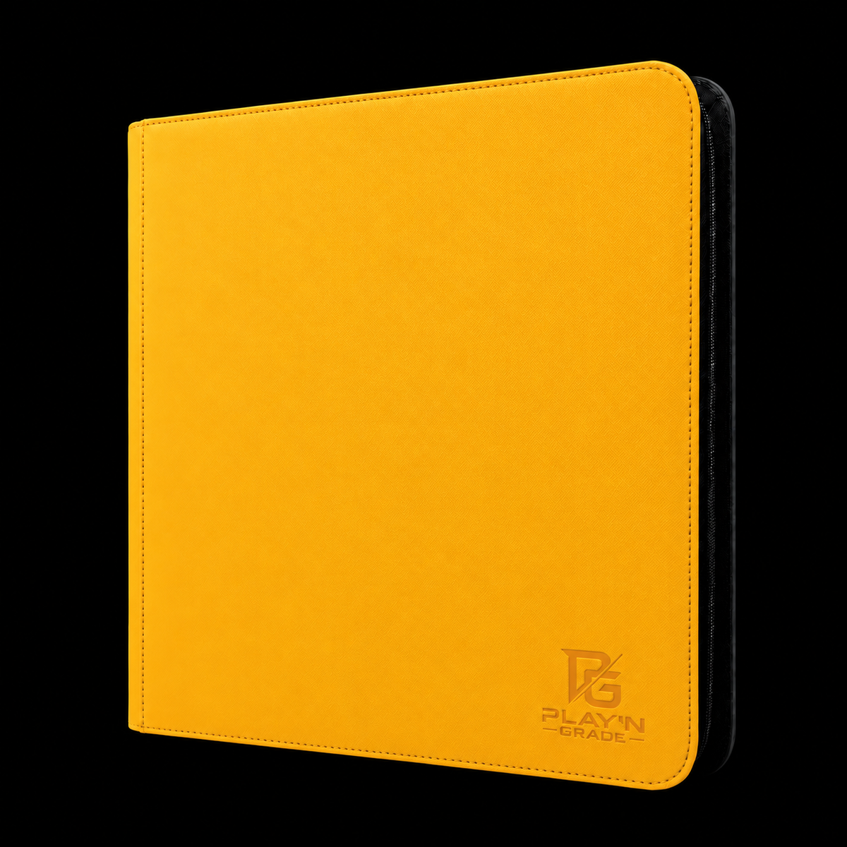 Classeur zippé format large jaune Play’n’Grade, nouveau logo, zip noir sur fond noir