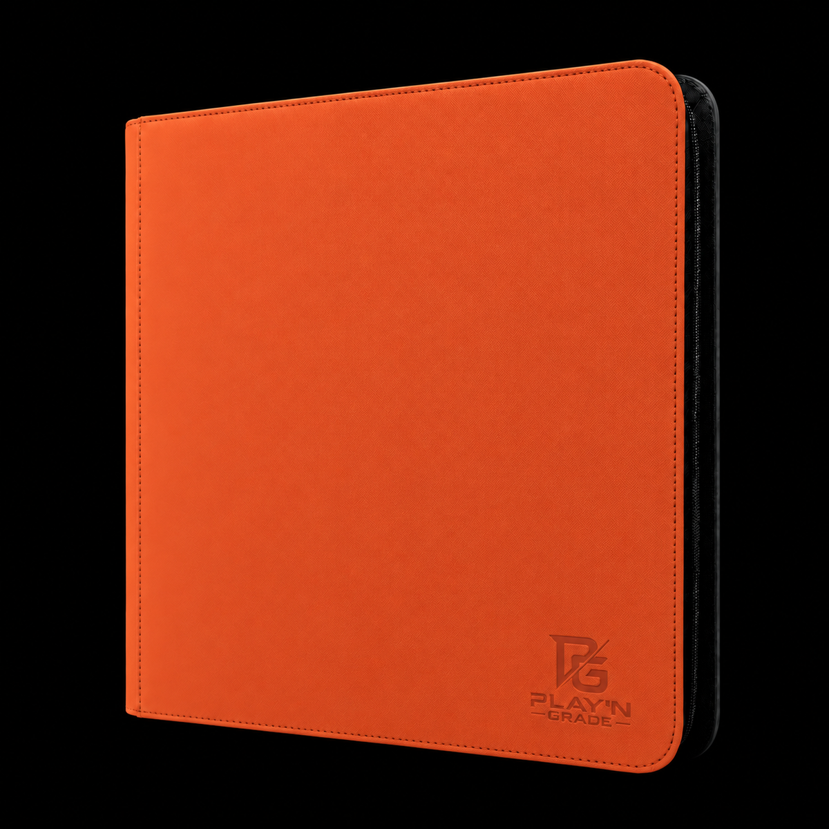 Classeur zippé format large orange Play’n’Grade, nouveau logo, zip noir sur fond noir