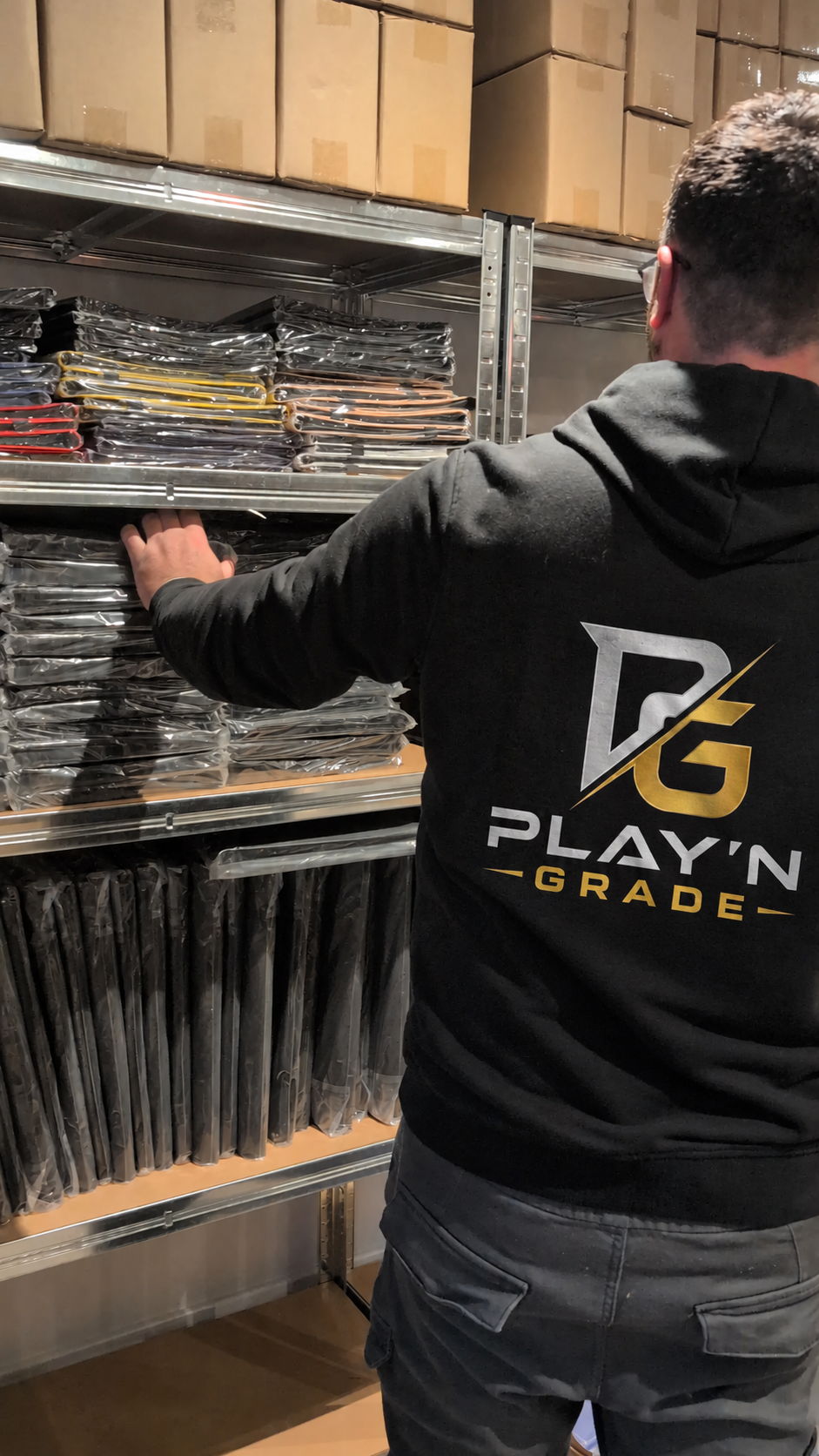 Membre de l’équipe Play’n’Grade dans le stock d’accessoires TCG